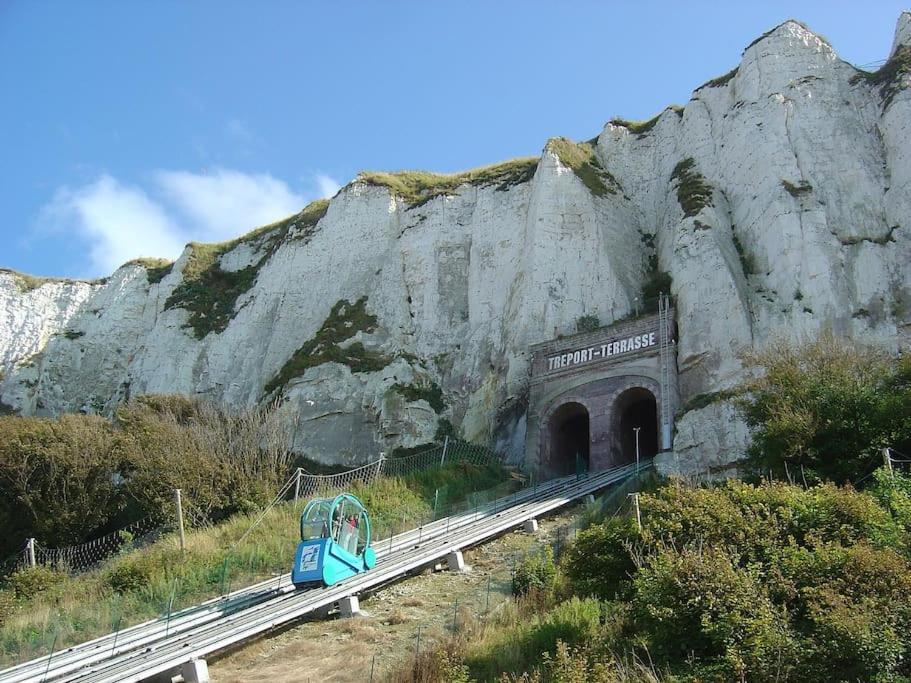 Idealement Situe "Le Studio" Les Locations Isahora Sont Aussi A 2 Pas Du Chateau D'Eu, Des Falaises Du Treport, De Mers Les Bains Et Aux Portes De La Baie De Somme Eu (Seine-Maritime) Eksteriør billede